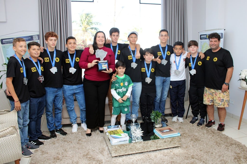 Prefeita de Naviraí parabeniza equipe de futsal que foi vice-campeã dos Jogos Escolares