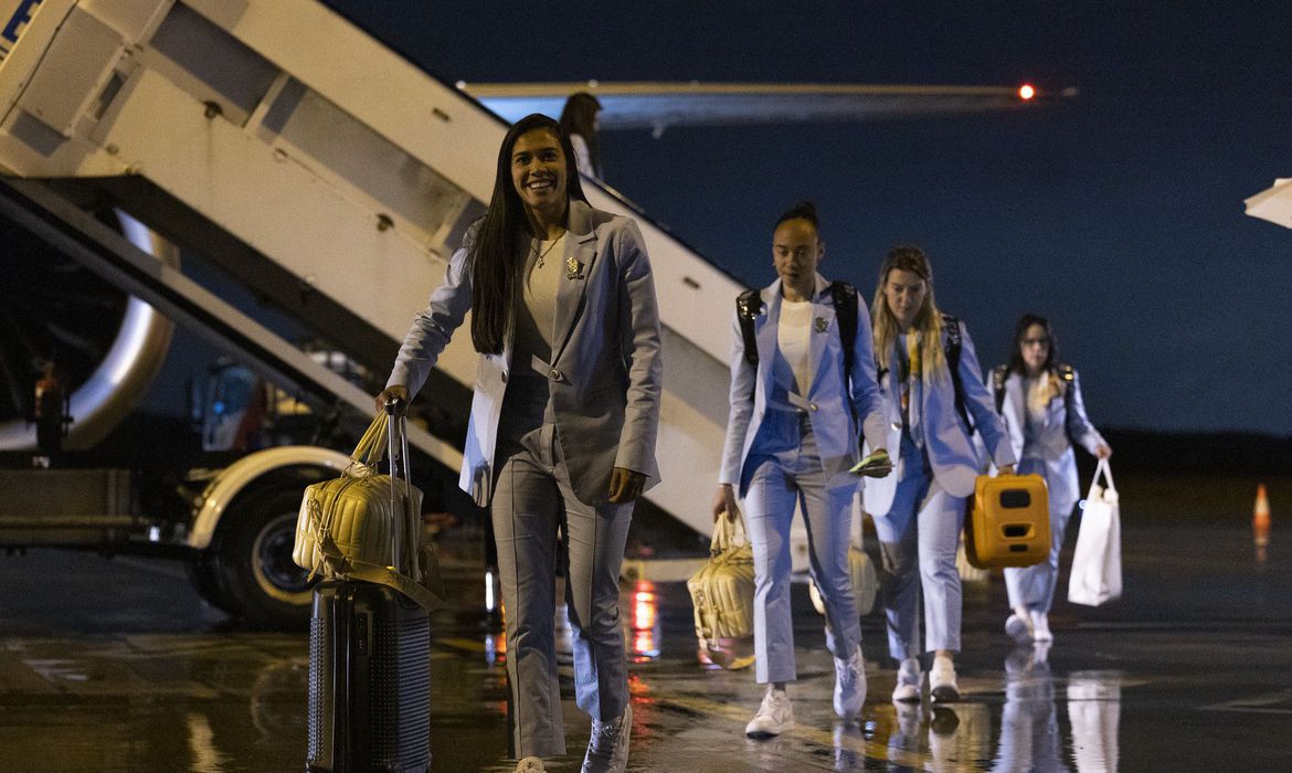 Seleção brasileira desembarca na Austrália para Copa do Mundo