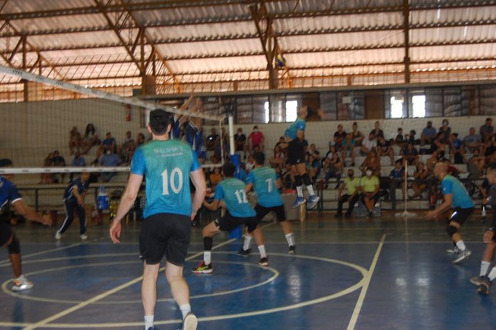 Estadual sub-17 de voleibol começou nesta quinta no ginásio da Mace