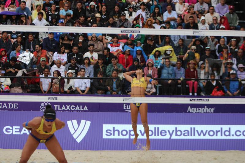 Campeões mundiais na base avançam na estreia na Copa do Mundo de vôlei de praia
