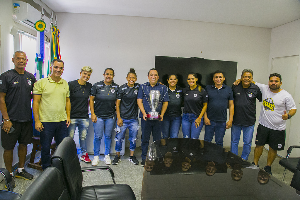 Prefeito recebe vice-campeãs do Estadual Feminino de Futebol