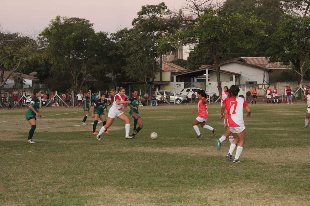 Oito times disputam Campeonato de Futebol Feminino na sexta