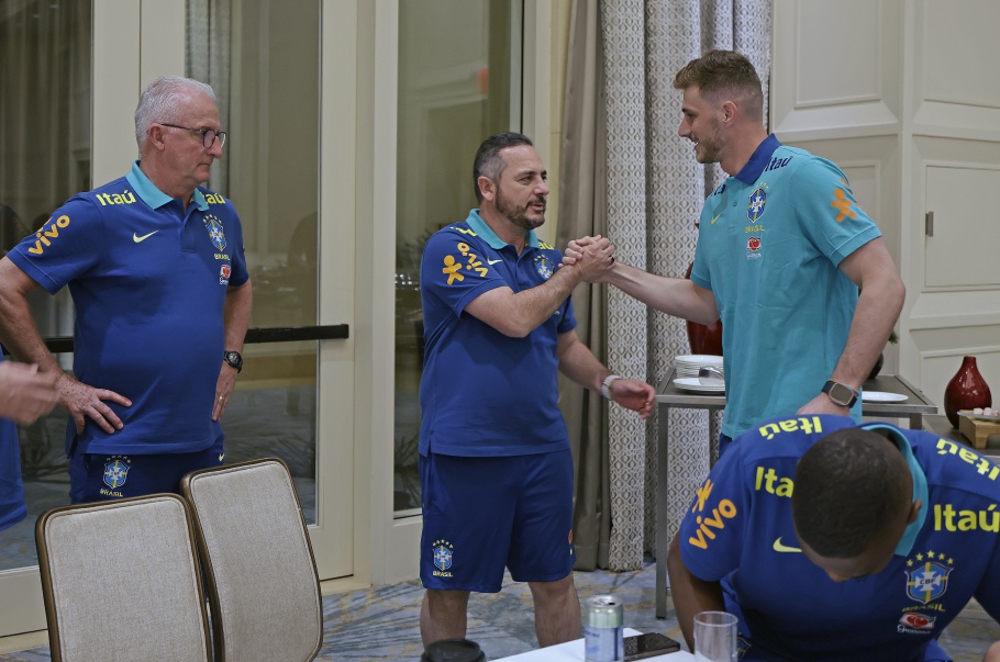 Mais cinco jogadores se apresentam ao técnico Dorival Júnior