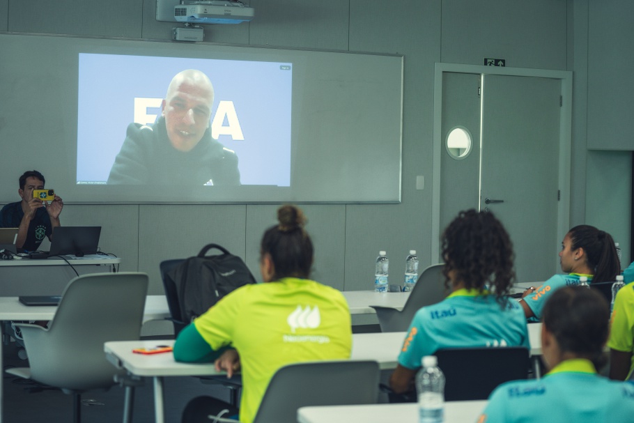 Instrutor da Fifa faz palestra sobre arbitragem para Seleção Feminina