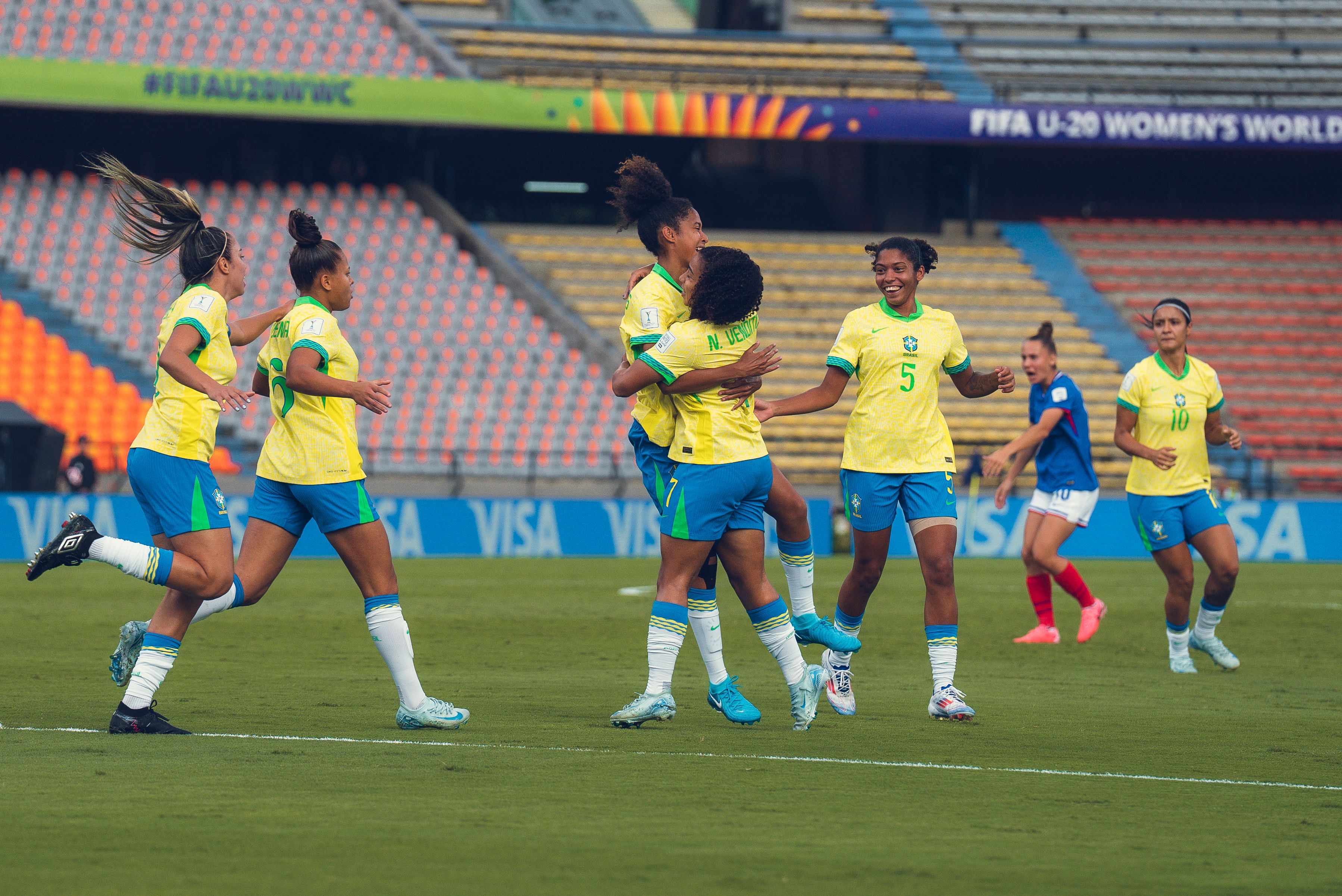 Seleção Feminina já está em Bogotá para jogo com Canadá