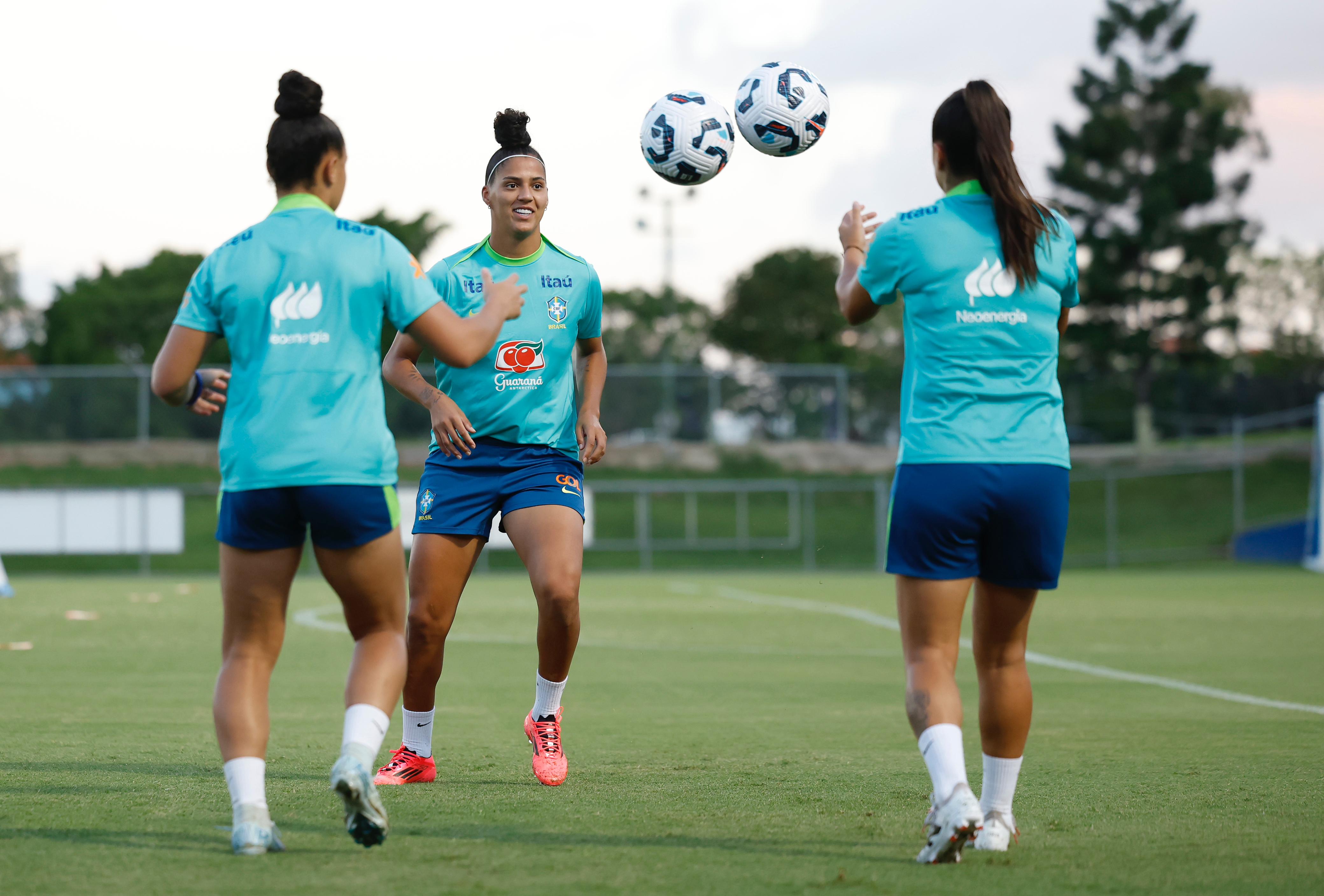 Seleção feminina realiza primeiro treino para enfrentar a Austrália