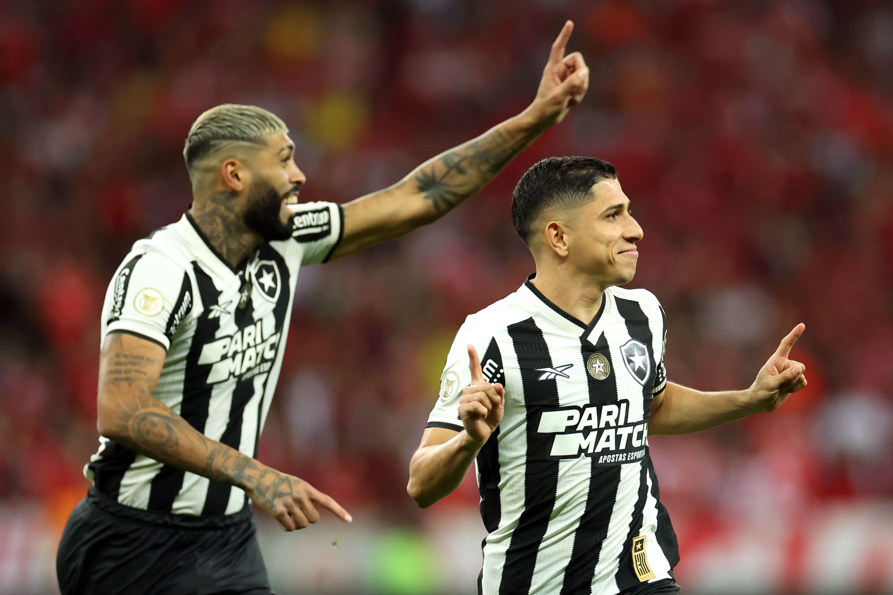 Botafogo lidera Brasileirão; Corinthians se garante na Libertadores