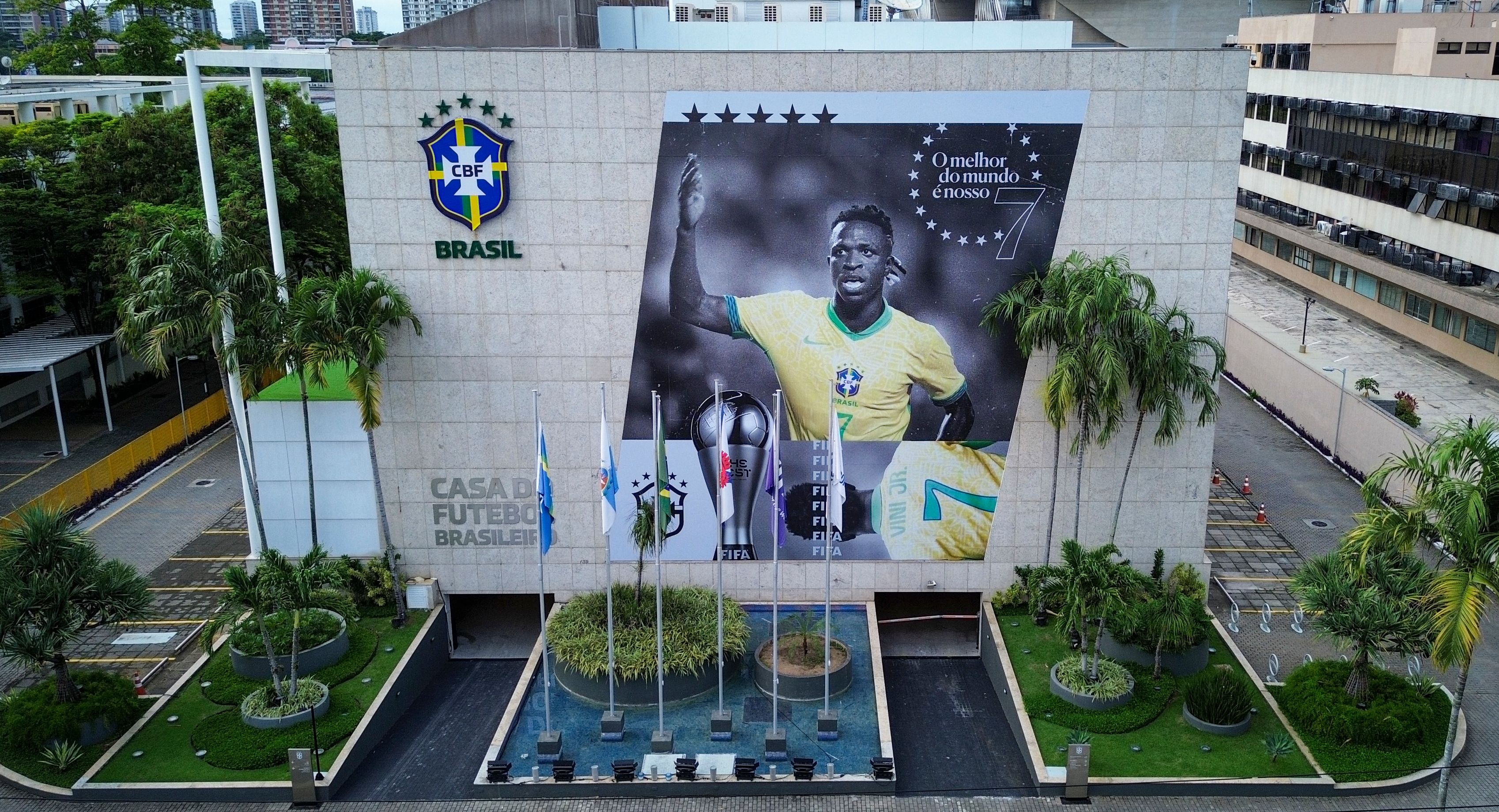 Melhor do mundo: Vini Jr. é homenageado na fachada da sede da CBF