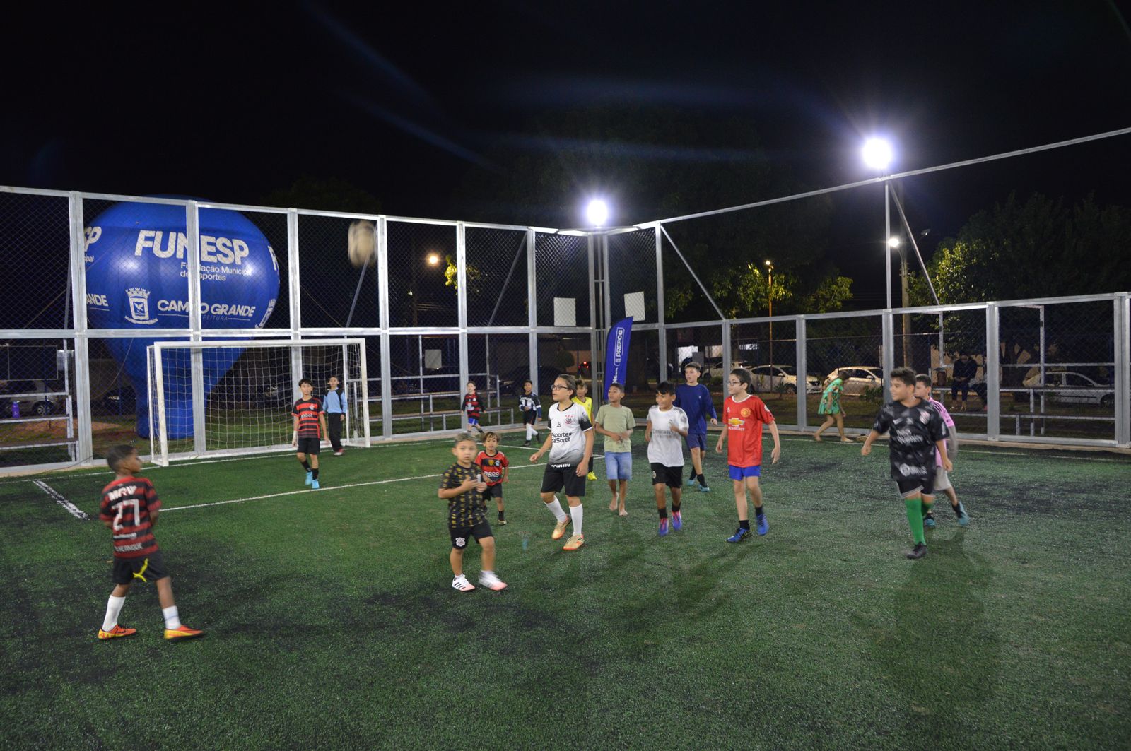 Prefeitura entrega arena esportiva com grama sintética no Coophatrabalho