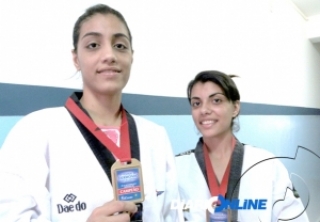 Nathássia (1ª à esquerda) e Jéssica se preparam para disputa do Brasileiro de Taekwondo.