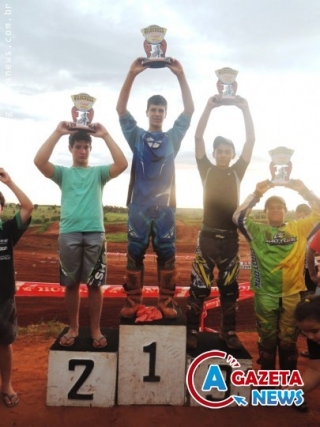 O tacuruense Kaio Eduardo no ponto mais alto do pódio da prova de Velocross em Navirai. O garoto de apenas 14 anos, foi um dos destaques da competição que reuniu pilotos de várias regiões.