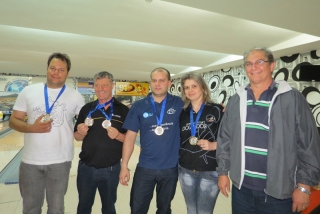 Campeões do Estadual Individual Everton Zanatta, Chico Bonacina, Helio de Freitas e Janete Radai com presidente da FBolMS Gilson do Mar
