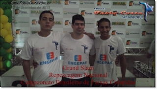 Filipe Dettmer e Victor Felipe, atletas da Seleção Brasileira junto ao mestre Fábio Costa (centro)
