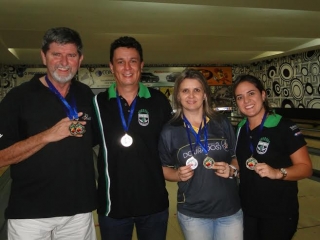  Hédio Liebich, Carlos Mendes, Janete Radai e Wanessa Fernandes, campeões do 59º torneio mensal de boliche