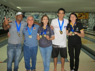 Os campeões do 4º Open de Boliche (da esquerda para direita) Cezinha, Nei, Lira, Rodrigo e Marlene 