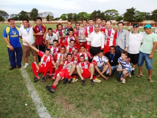 A equipe de Sete Quedas, campeã do Regional de Futebol do Cone Sul de 2014.