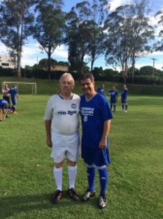 Ramão Marcondes (time branco) ao lado do ex-prefeito Nelsinho Trad (Azul)