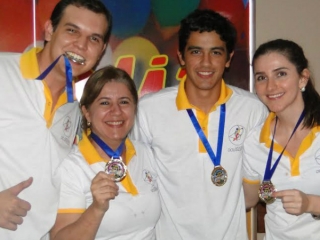 Os campeões do Torneio Amigos do Boliche (da esquerda para direita) Duhan, Solange, Rodrigo e Poliana