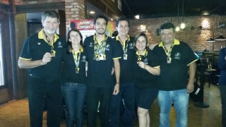 Foram 17 atletas que montaram três equipes, representando as esquipes Boliche Dourados (foto), Clube Boliche 300 e Guaicurus﻿.