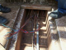 Homem é pego no flagra furtando fios no estádio Douradão