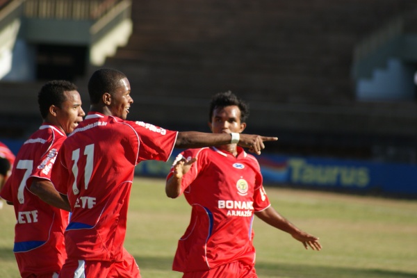 Reunião entre prefeito e presidente define Sete de Dourados no Estadual 2013