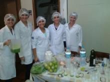 Atletas do CEFAT aprendem a fazer suco saudável para melhorar treino