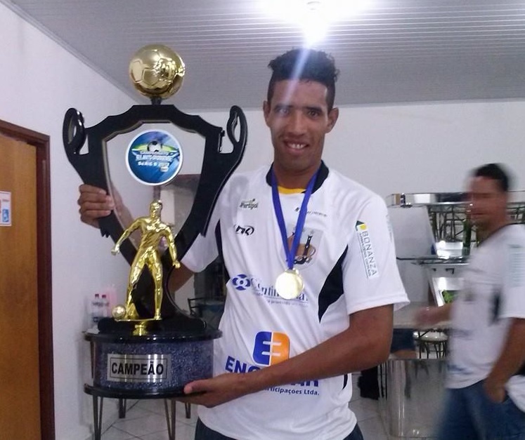 Futebolista tem perna dilacerada em acidente