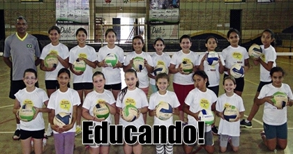 Escolinhas de futsal e voleibol atendem mais de 70 crianças