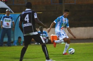 Carlos Junior marca e Ivinhema complica Ubiratan