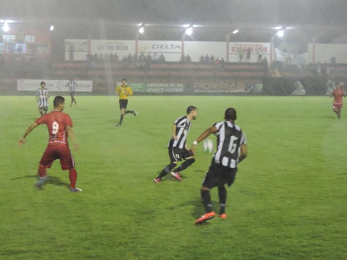 Com forte chuva, Itaporã joga melhor, mas fica no empate contra o Operário