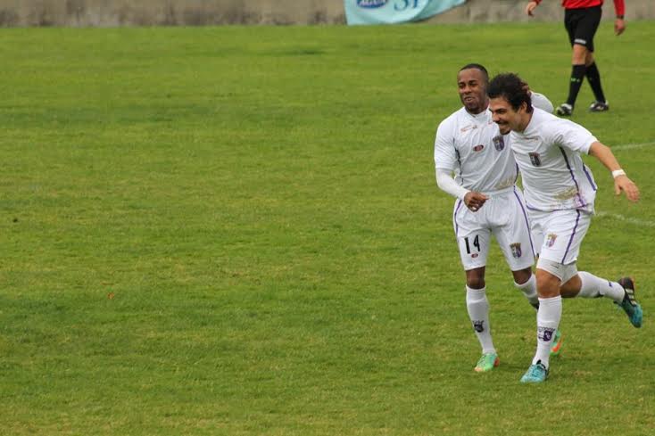 Ex-Itaporã marca em sua estreia oficial em Portugal