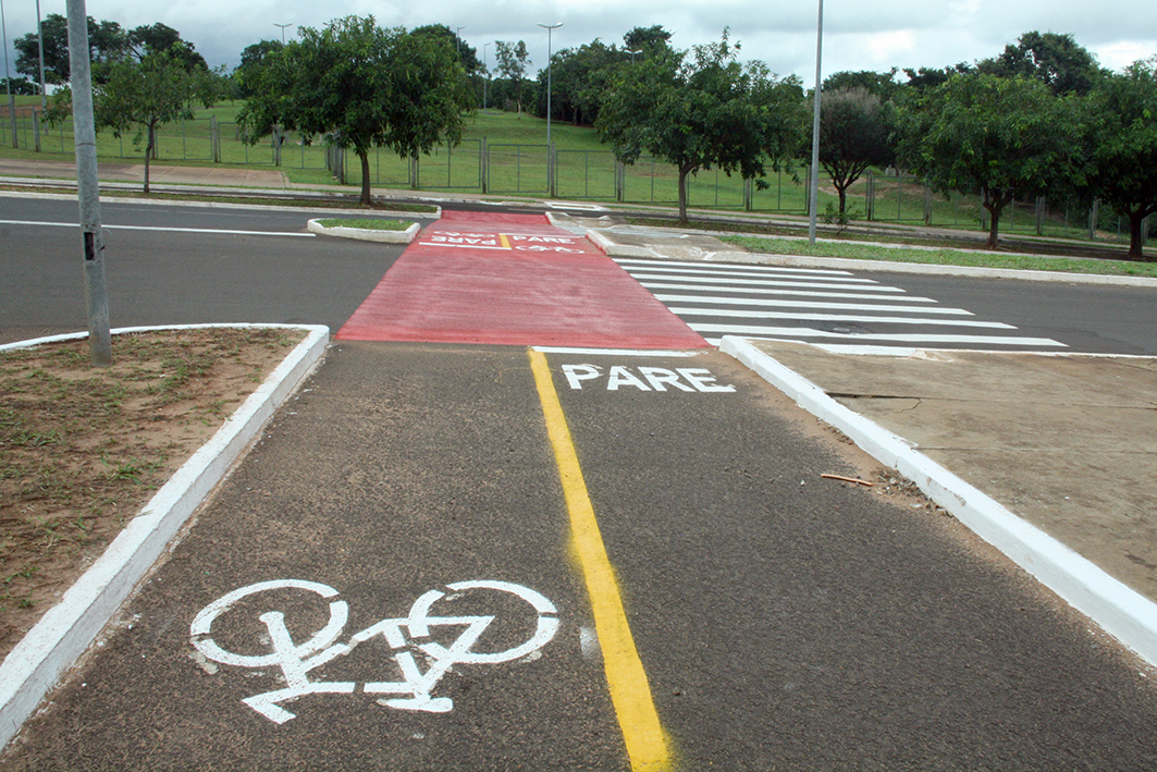 Prefeitura sinaliza pista de caminhada e ciclovia da Via Parque