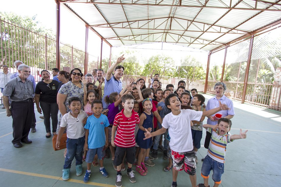 Prefeito entrega cobertura da quadra de esportes do projeto Geniquinho