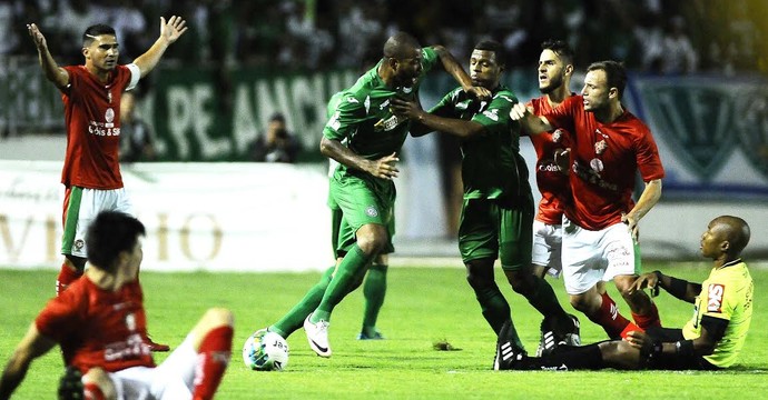 Agredido, árbitro de MS registra BO contra zagueiro do Guarani