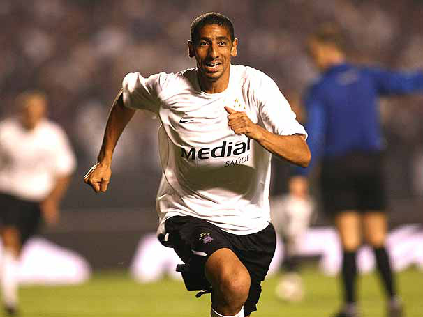 Sete contrata ex-corintiano Acosta, mas torcedor terá que esperar para vê-lo em campo