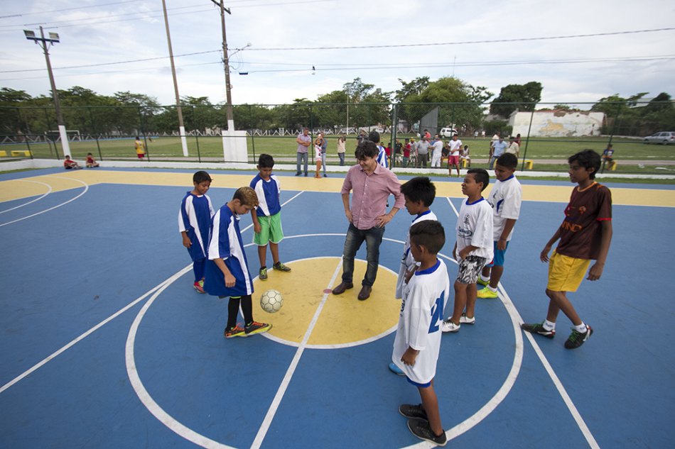 Após 16 anos de espera, moradores de Corumbá recebem praça reformada