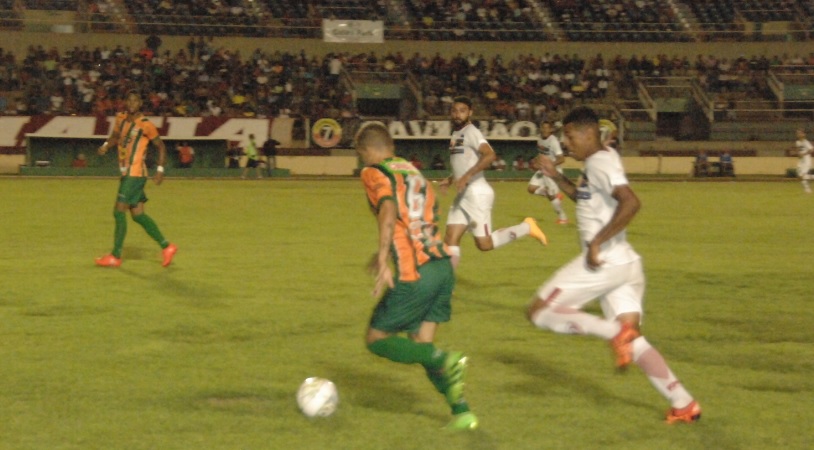 Sete esbarra no goleiro e empata com Naviraiense na estreia