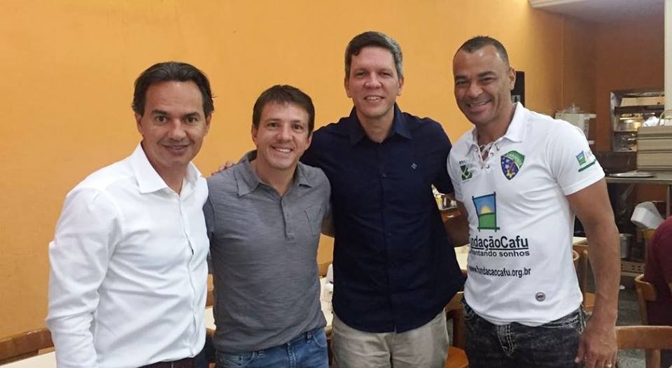 Trad se encontra com Cafu e quer ‘Jogo do Bem’ na Capital