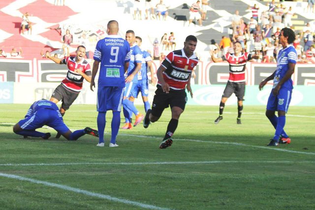 Ex-atacante do Sete faz três e pede música no Fantástico