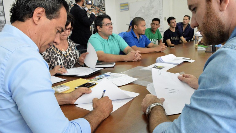 Prefeitura formaliza parceria com acadêmicos para garantir treinamento de atletas