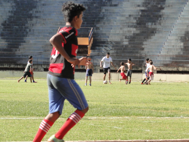 Escola de Esporte leva crianças e adolescentes ao “Douradão”