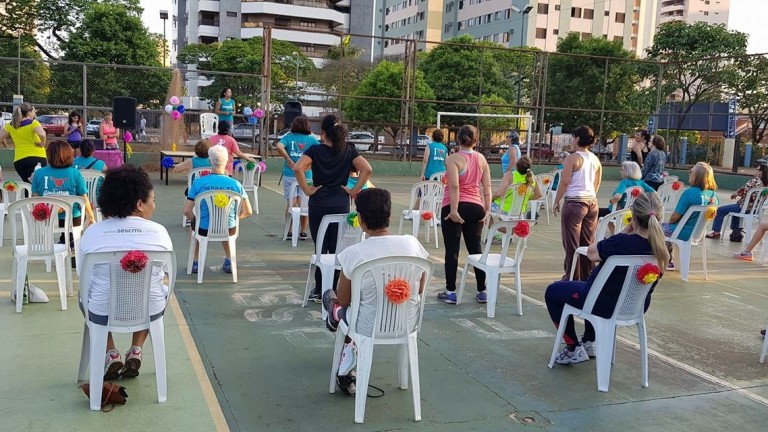 Ginástica de cadeira é opção para pessoas com restrições de movimento