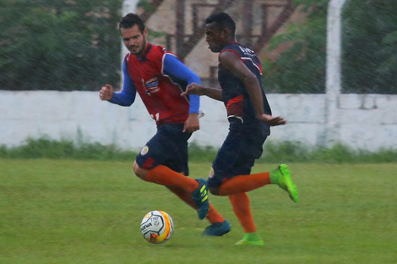 Sete treina na chuva para montar time que enfrenta o Urso