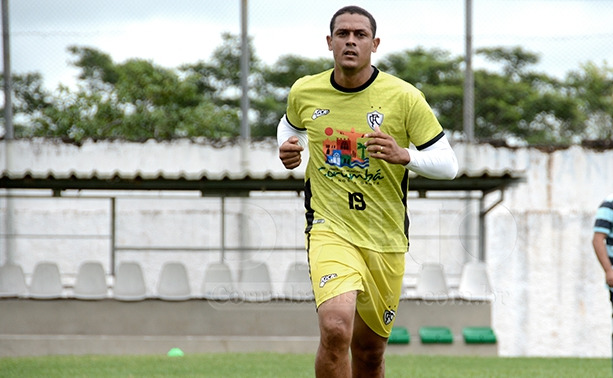 Corumbaense apresenta mais três jogadores e foca na estreia