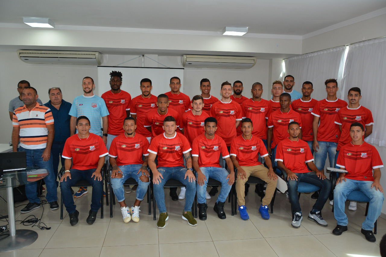 Comercial apresenta elenco na véspera do estadual