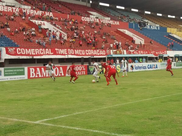 Comercial vence Novo e assume liderança do Grupo A