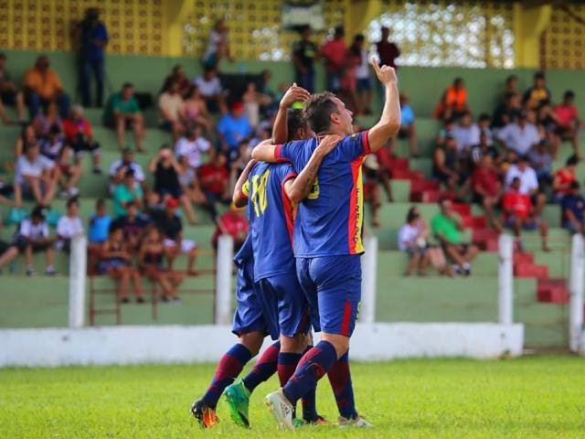 Sete massacra rival de Dourados e encosta nos líderes