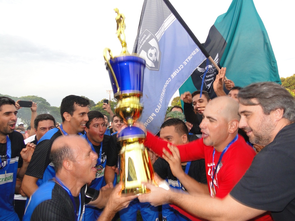 Campeão do 18º Interdistrital leva taça para casa