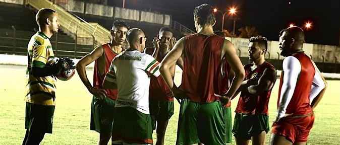 Sem tempo a perder, Mirandinha chega ao Cena e treina equipe para estreia