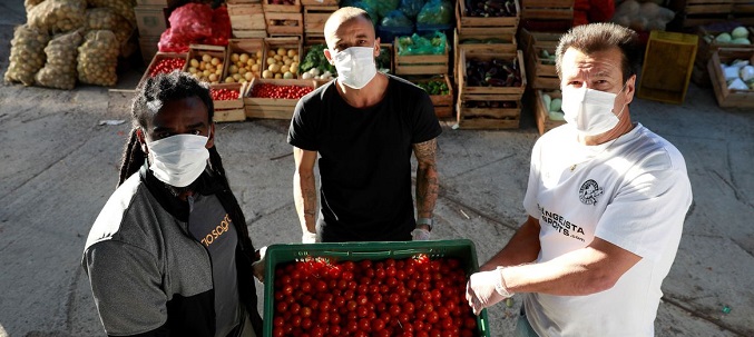 Ídolos do Internacional doam 10 toneladas de alimentos